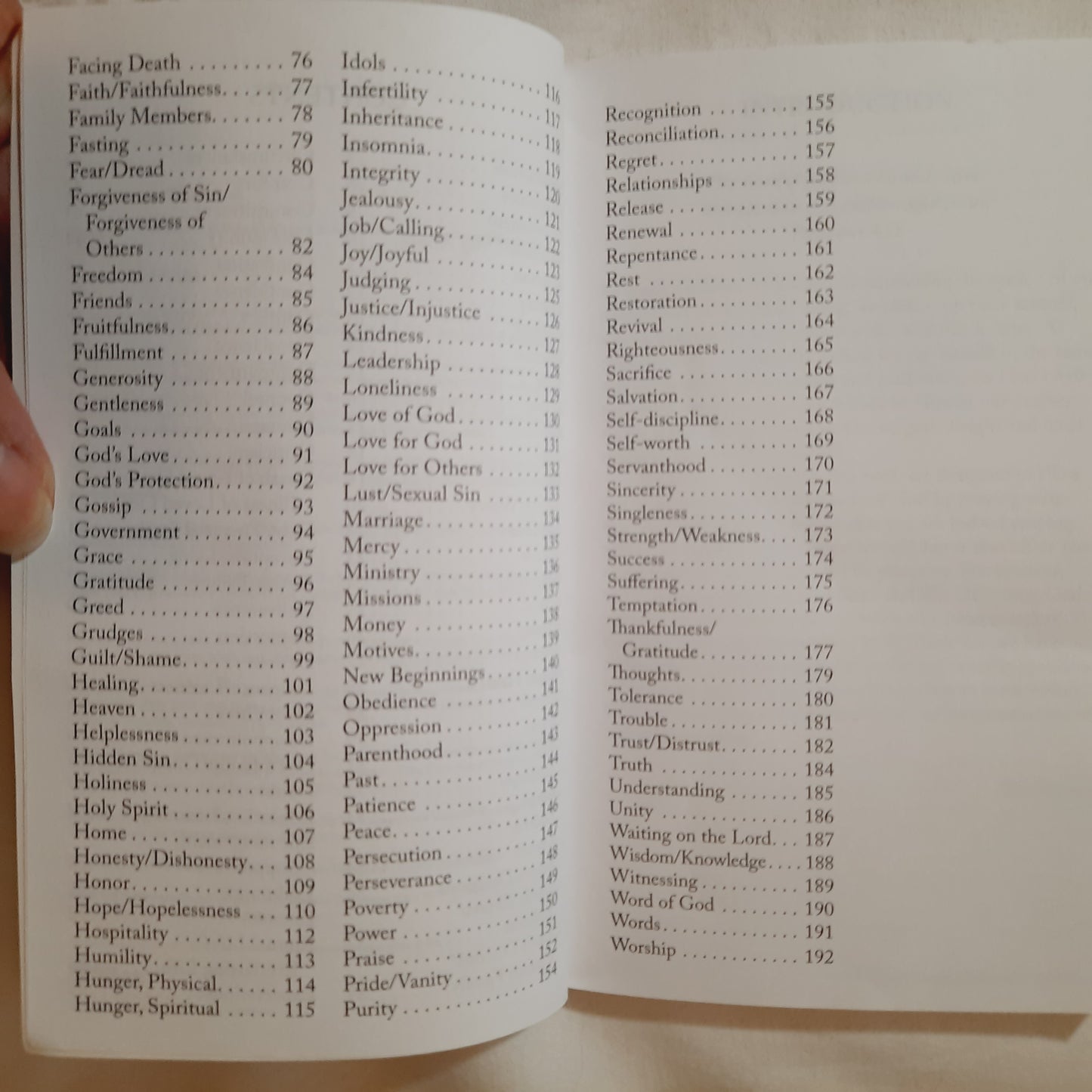 Powerful Prayers for Every Need: 500 Prayers for Every Season of Life by Rebecca Currington (New, 2019, Pbk, 192 pages, Barbour)