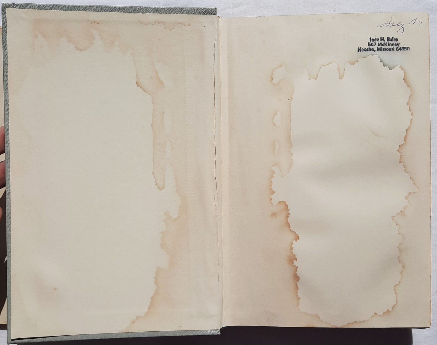 The Shivering Sands by Victoria Holt (Acceptable, 1969, HC, 312 pages, Doubleday & Co.)