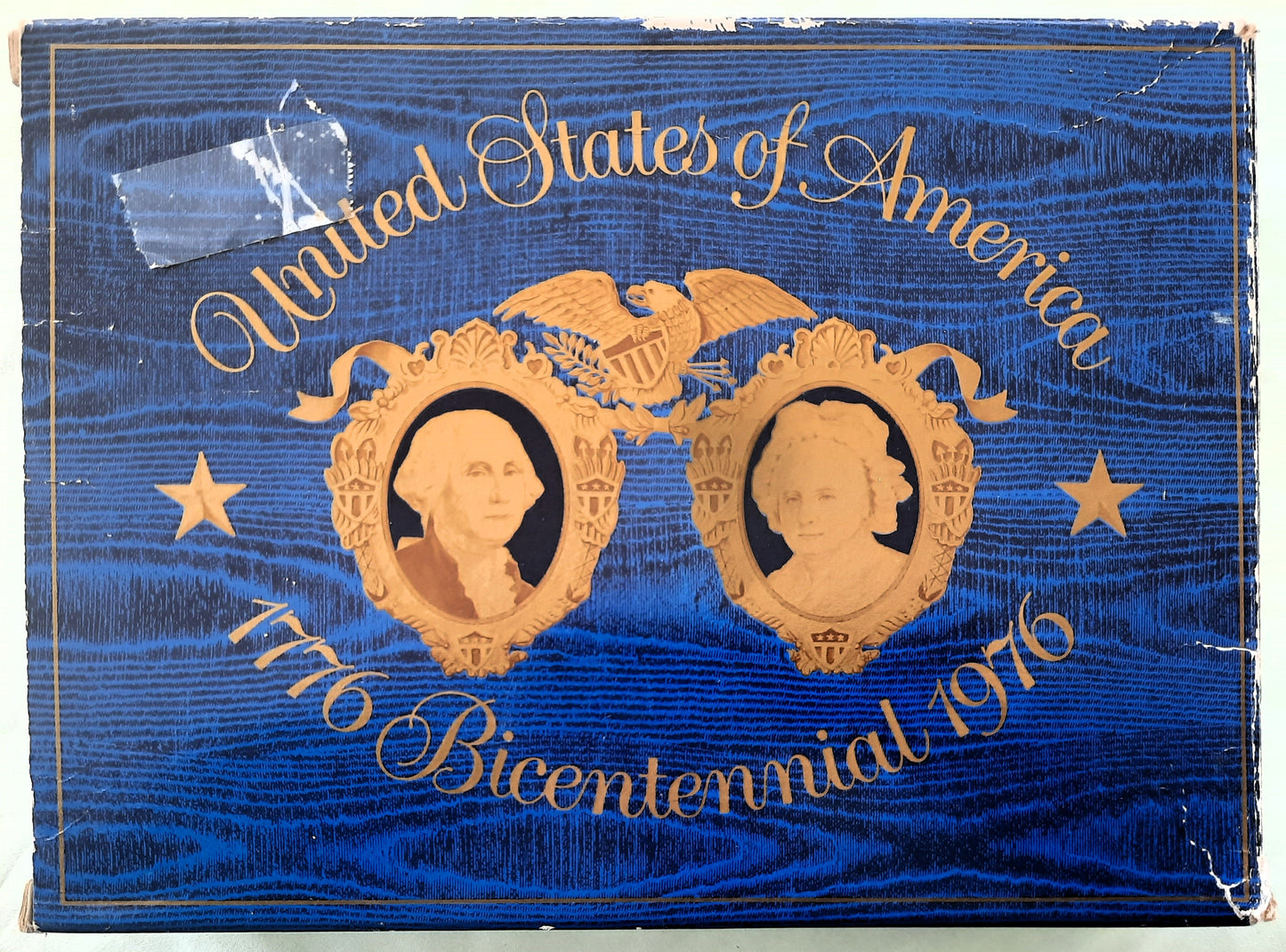 United States 1776 Bicentennial 1996 Etched Glass Dish with Decorative Soaps (New in box, Avon Products, Inc.)