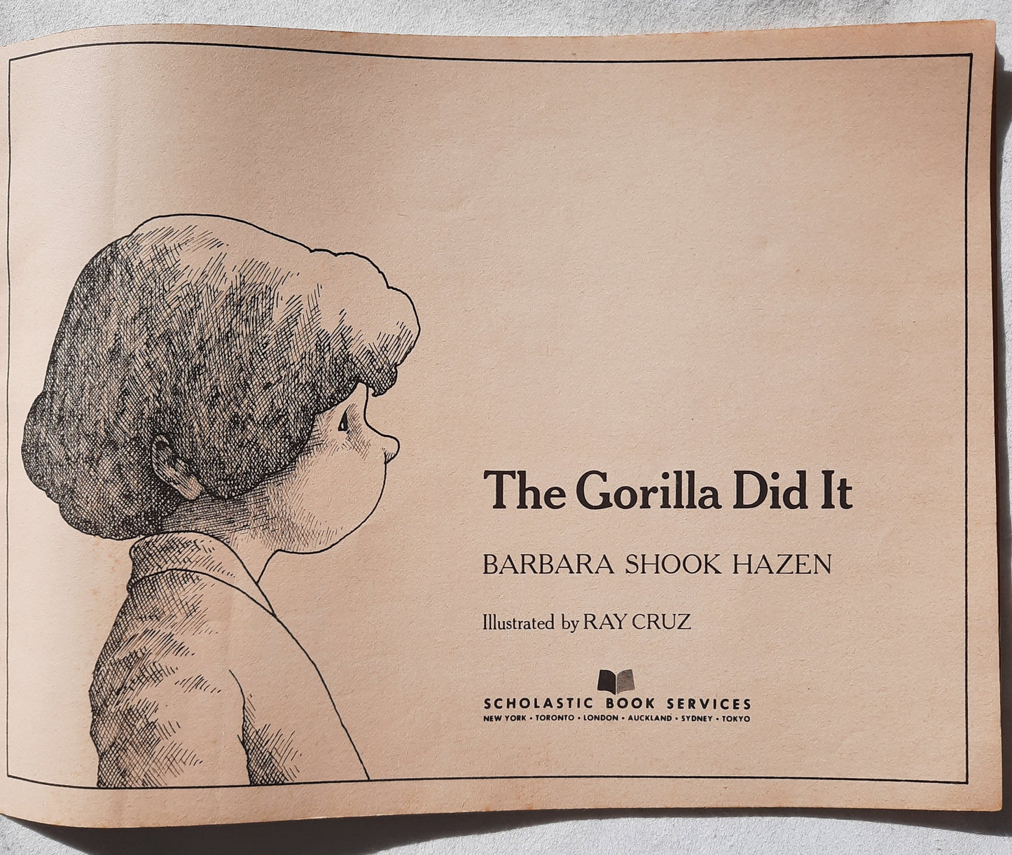 The Gorilla Did It by Barbara Shook Hazen; Ray Cruz (Very good, 1974, Pbk, 27 pages, Scholastic)