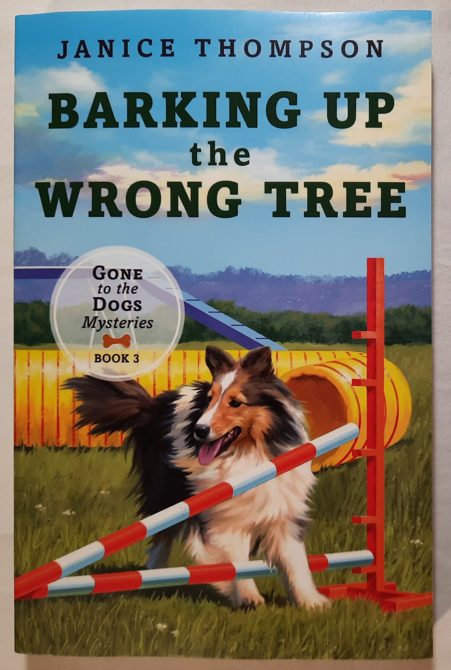 Barking Up the Wrong Tree #3 by Janice Thompson (Gone to the Dogs Mysteries, New, 2023, Pbk, 253 pages, Barbour)