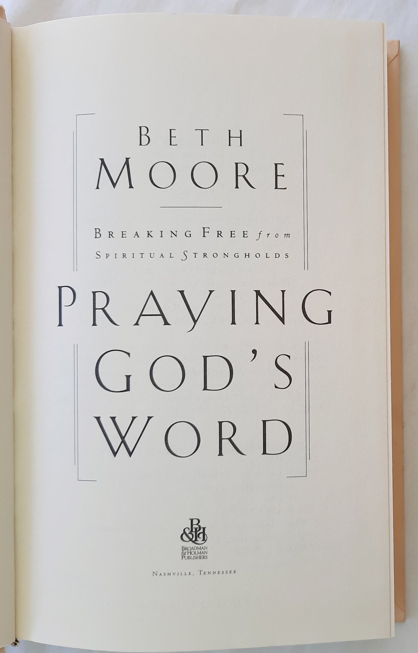 Praying God's Word by Beth Moore (Good, 2000, HC, 344 pages, Broadman & Holman)