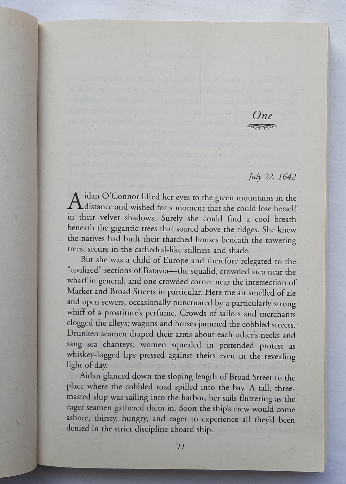 The Golden Cross by Angela Elwell Hunt (Heirs of Cahira O'Connor #2, Very Good, 2010, Pbk, 432 pages, Crown Publishing)