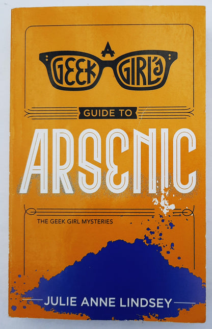 A Geek Girl's Guide to Arsenic von Julie Anne Lindsey (Sehr gut, 2016, Pbk, 295 Seiten, Worldwide Mysteries)