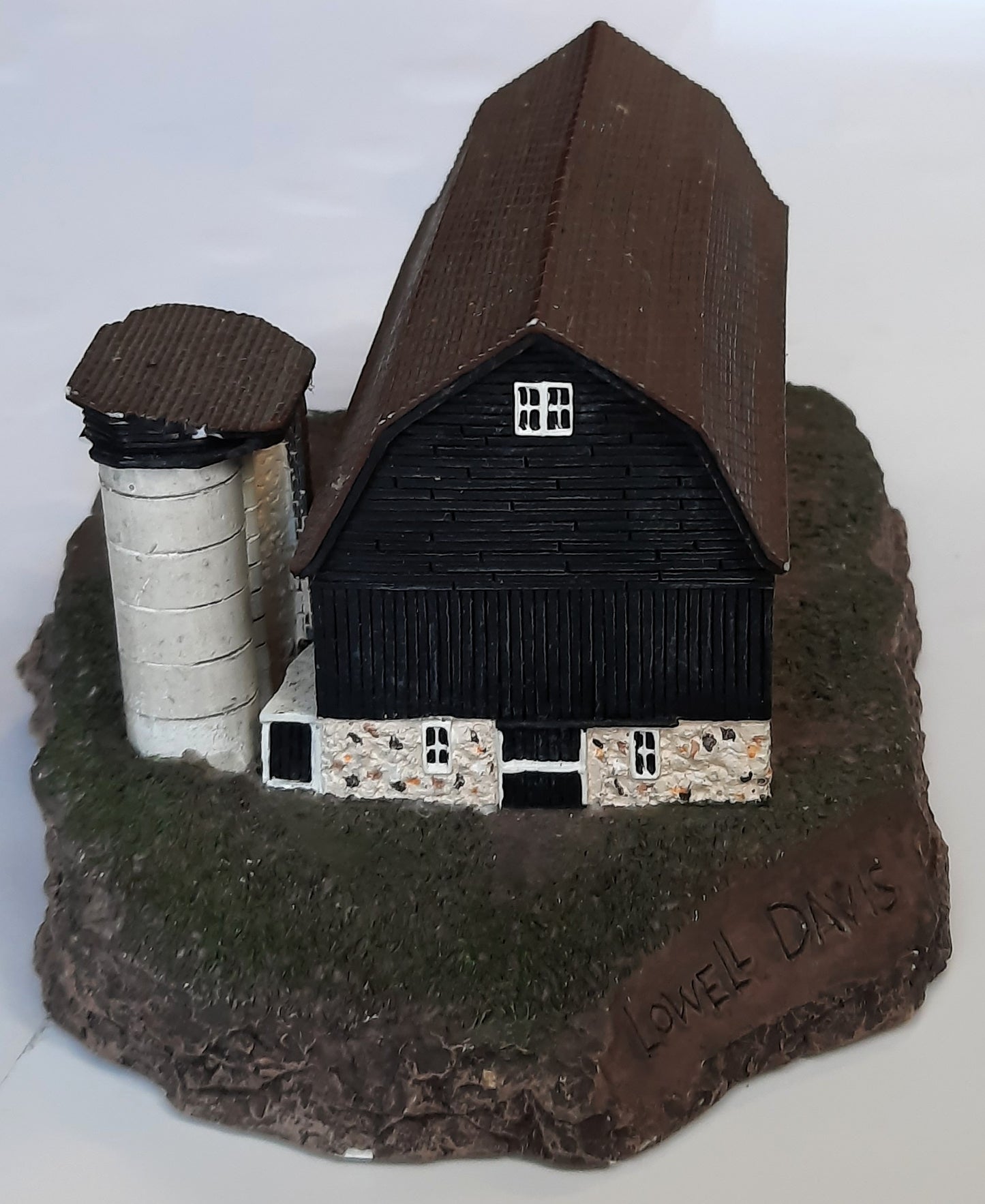 Country Barn Series Stone Dairy Barn #17068-0399 by Ertl Collectibles Limited (Good, 1999)
