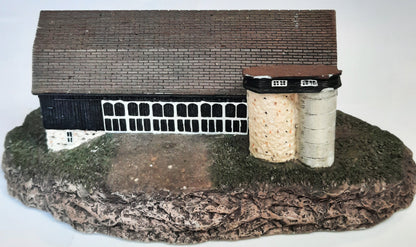 Country Barn Series Stone Dairy Barn #17068-0399 by Ertl Collectibles Limited (Good, 1999)