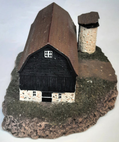 Country Barn Series Stone Dairy Barn #17068-0399 by Ertl Collectibles Limited (Good, 1999)