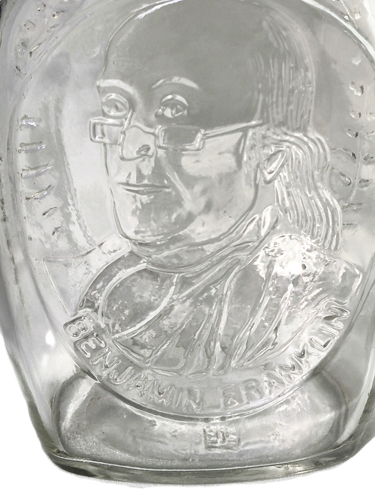 Vintage 1970er Jahre Log Cabin Sirup Benjamin Franklin geprägte Klarglasflasche (Sammlerstück, sehr guter Zustand)
