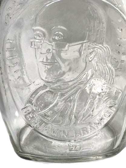 Vintage 1970er Jahre Log Cabin Sirup Benjamin Franklin geprägte Klarglasflasche (Sammlerstück, sehr guter Zustand)