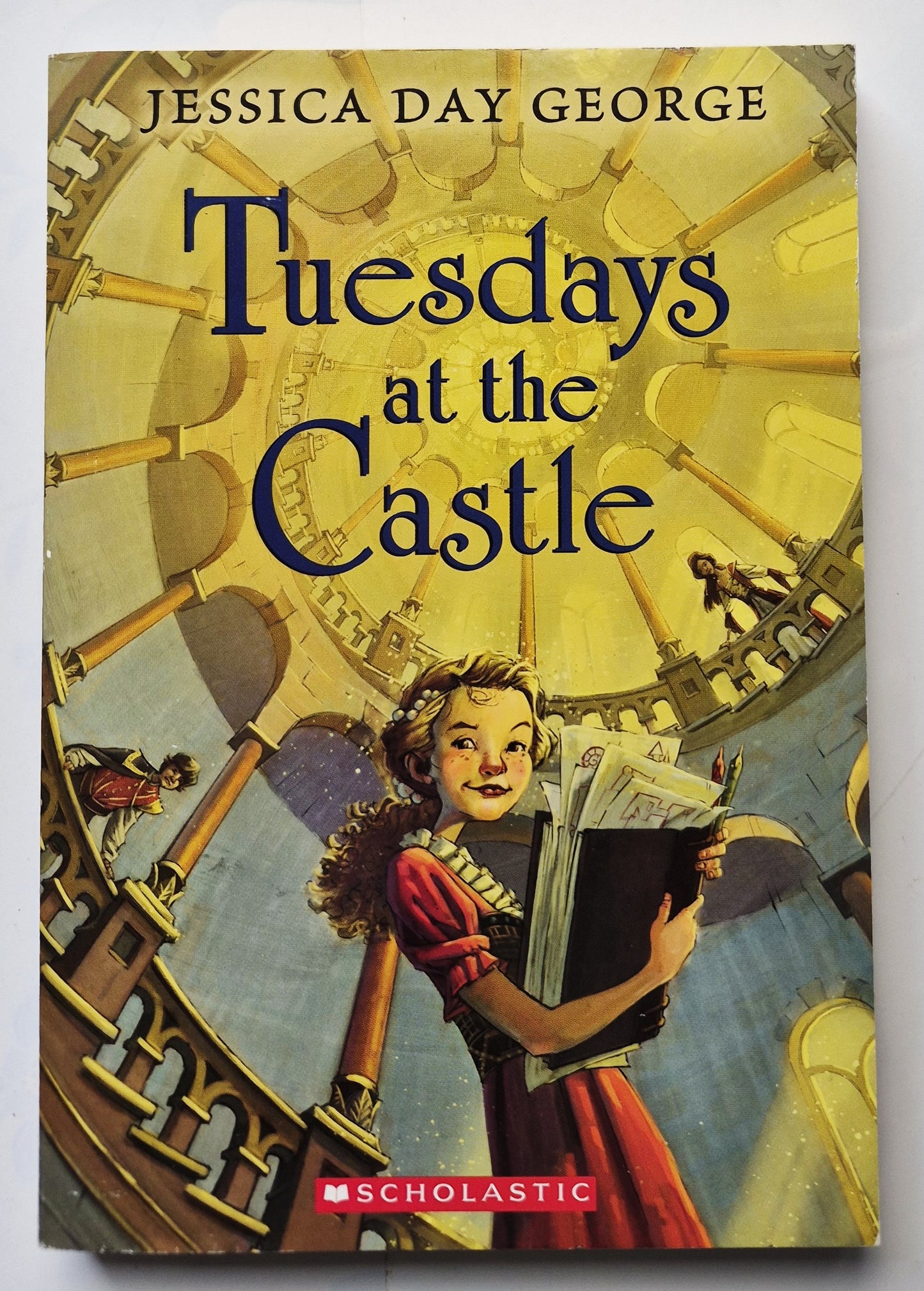 Dienstags im Schloss von Jessica Day George (Sehr gut, 2012, Pbk, 256 Seiten, Bloomsbury)