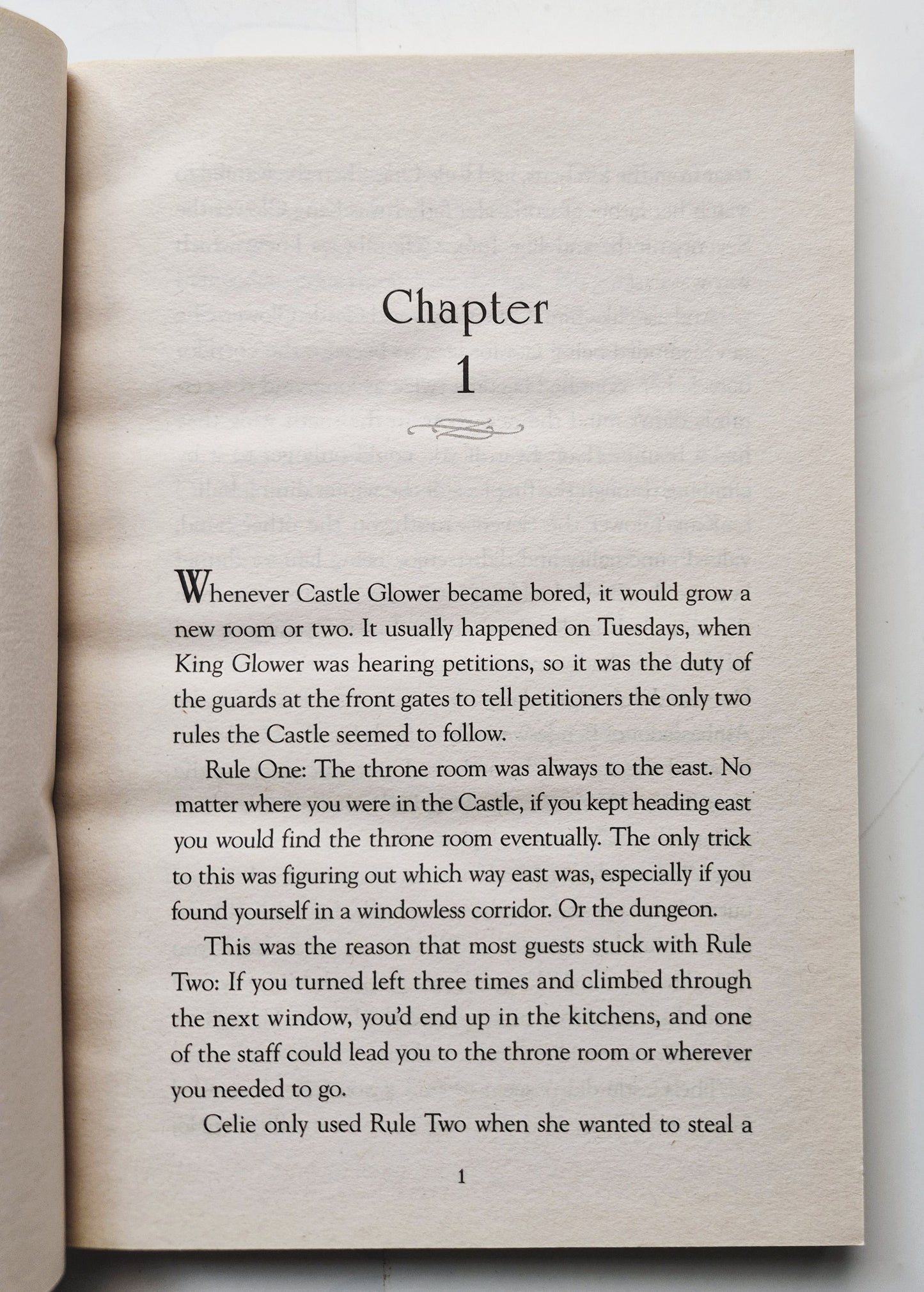 Dienstags im Schloss von Jessica Day George (Sehr gut, 2012, Pbk, 256 Seiten, Bloomsbury)