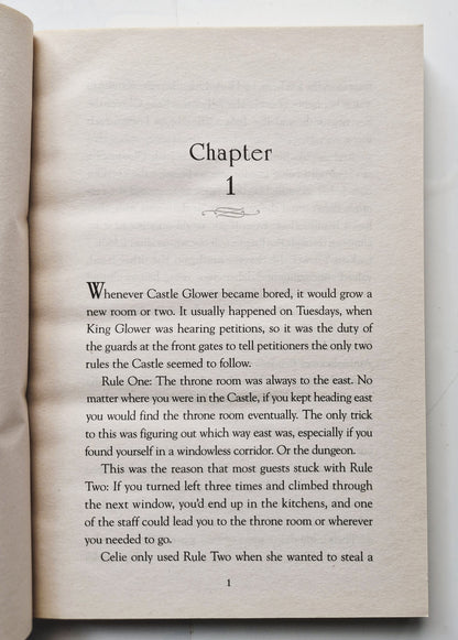 Dienstags im Schloss von Jessica Day George (Sehr gut, 2012, Pbk, 256 Seiten, Bloomsbury)