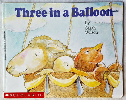 Three in a Balloon von Sarah Wilson (Sehr gut, 1990, Taschenbuch, 38 S., Scholastic)
