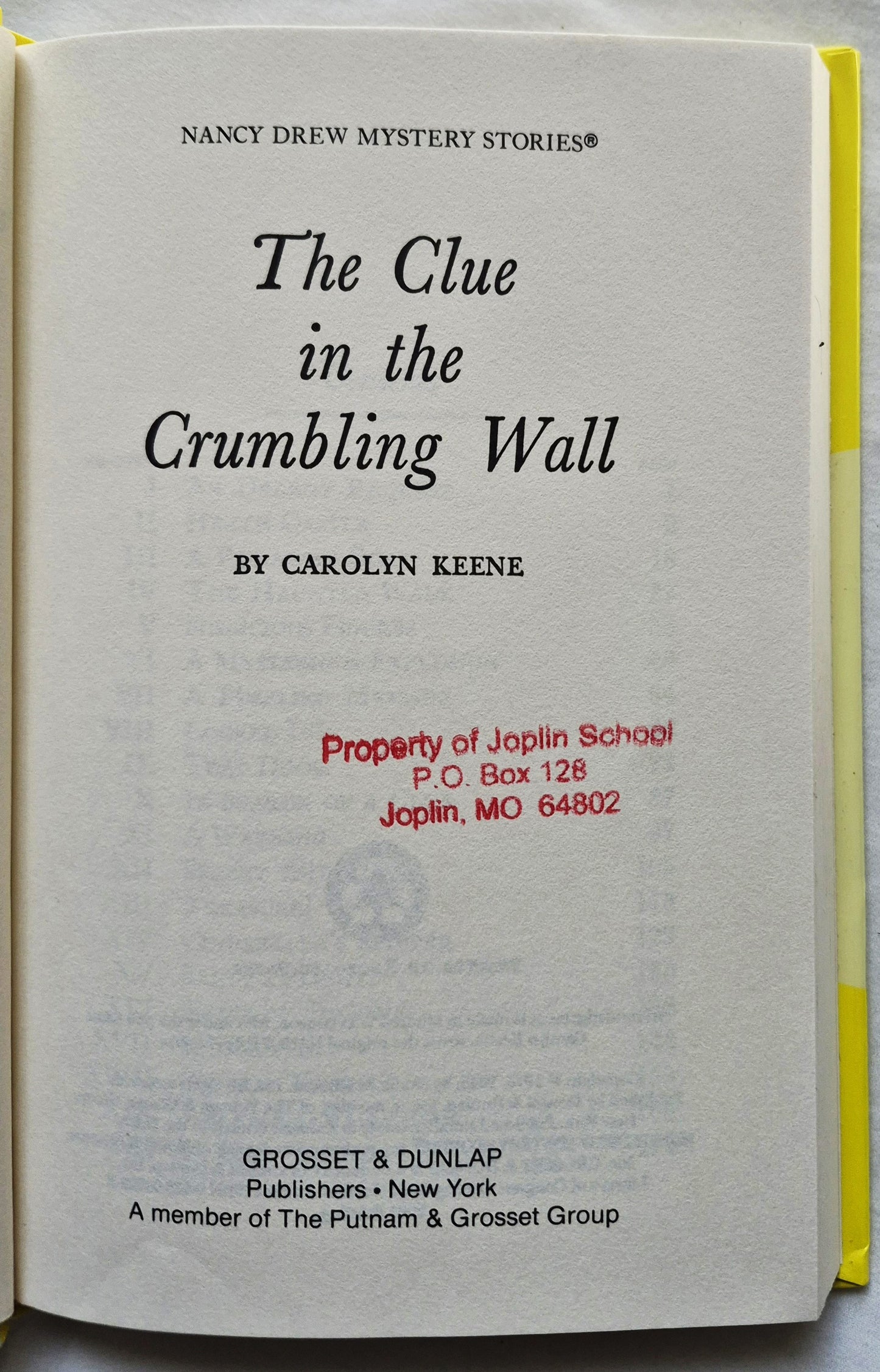 The Clue in the Crumbling Wall von Carolyn Keene (Sehr gut, 2001, gebunden, 181 Seiten, Grosset & Dunlap)