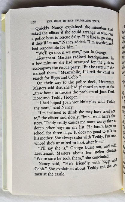 The Clue in the Crumbling Wall von Carolyn Keene (Sehr gut, 2001, gebunden, 181 Seiten, Grosset & Dunlap)