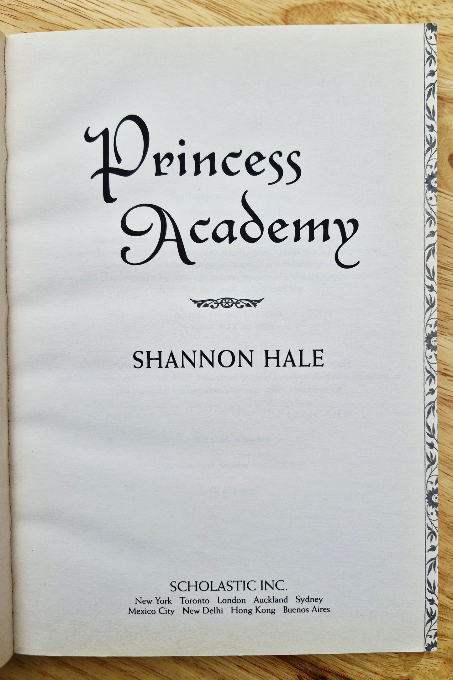 Princess Academy von Shannon Hale (Sehr gut, 2006, Pbk, 316 Seiten, Scholastic)