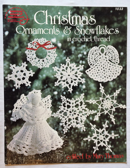 Weihnachtsornamente & Schneeflocken aus Häkelgarn von Mary Thomas (Sehr gut, 1984, Pbk, 17 Seiten, American School of Needlework)