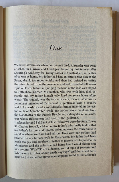 The Shrouded Walls & The Dark Shore von Susan Howatch (Gut, 1968, Gebunden, 380 Seiten, Stein & Day)