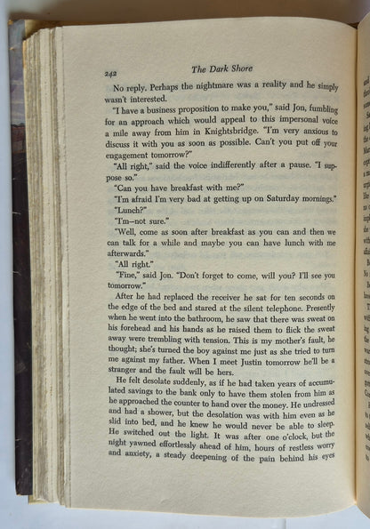 The Shrouded Walls & The Dark Shore von Susan Howatch (Gut, 1968, Gebunden, 380 Seiten, Stein & Day)