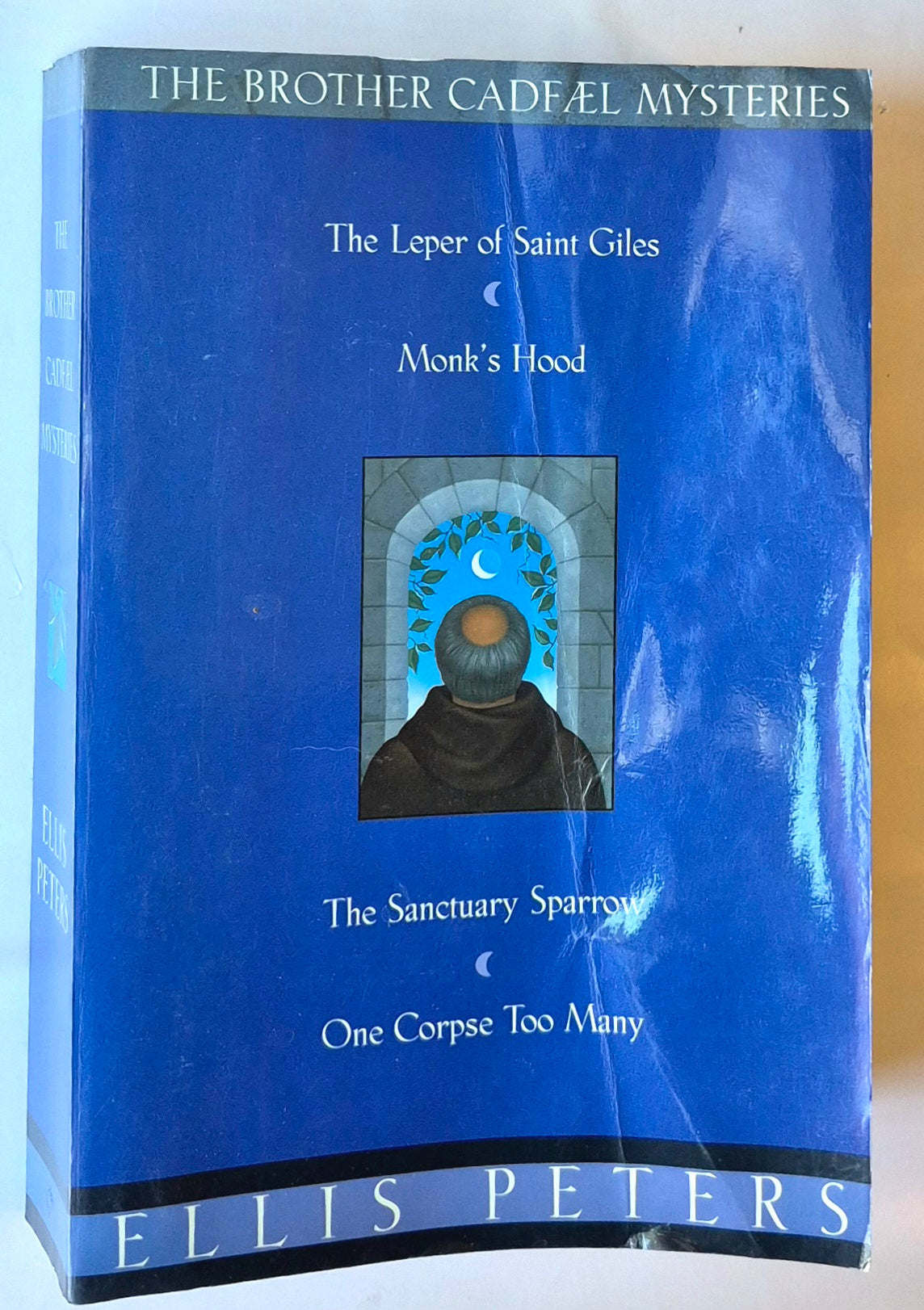 Die Chroniken des Bruder Cadfael (Der fromme Dieb, Mord im Kloster, Ein Sarg zuviel, Der Rosenmord) von Ellis Peters (Gut, 1995, Taschenbuch, 848 Seiten, Quality Paperback Book Club)