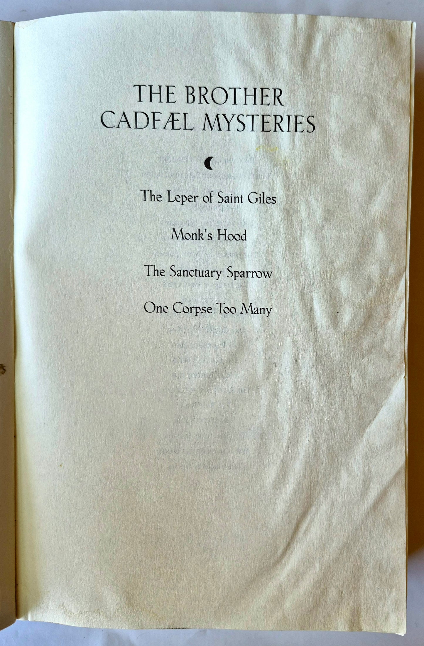 Die Chroniken des Bruder Cadfael (Der fromme Dieb, Mord im Kloster, Ein Sarg zuviel, Der Rosenmord) von Ellis Peters (Gut, 1995, Taschenbuch, 848 Seiten, Quality Paperback Book Club)