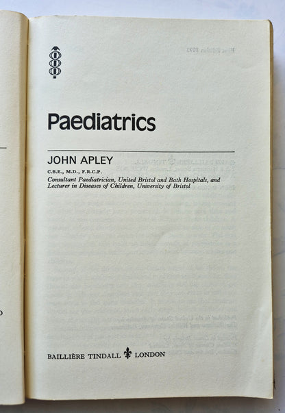 Paediatrics von John Apley (Gut, Erstausgabe 1973, Taschenbuch, 431 Seiten, Bailliere Tindall)