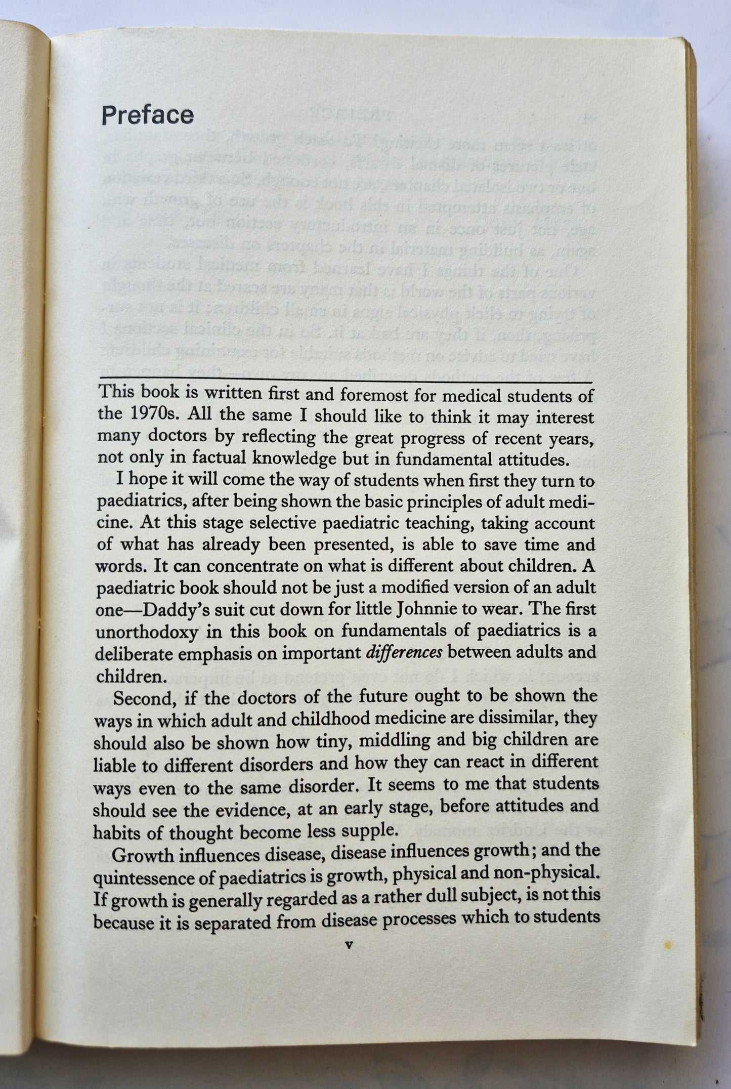 Paediatrics von John Apley (Gut, Erstausgabe 1973, Taschenbuch, 431 Seiten, Bailliere Tindall)