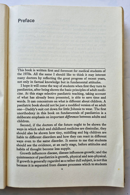 Paediatrics von John Apley (Gut, Erstausgabe 1973, Taschenbuch, 431 Seiten, Bailliere Tindall)
