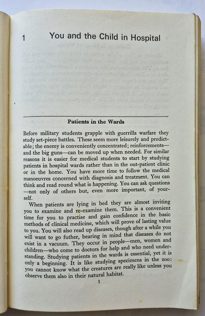 Paediatrics von John Apley (Gut, Erstausgabe 1973, Taschenbuch, 431 Seiten, Bailliere Tindall)