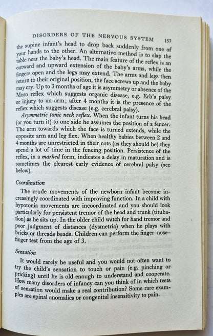 Paediatrics von John Apley (Gut, Erstausgabe 1973, Taschenbuch, 431 Seiten, Bailliere Tindall)