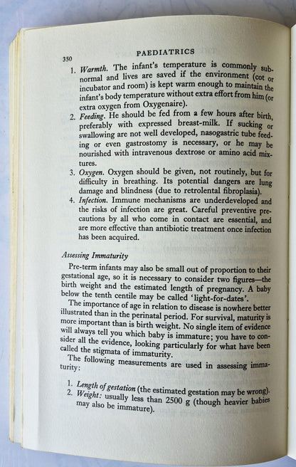 Paediatrics von John Apley (Gut, Erstausgabe 1973, Taschenbuch, 431 Seiten, Bailliere Tindall)