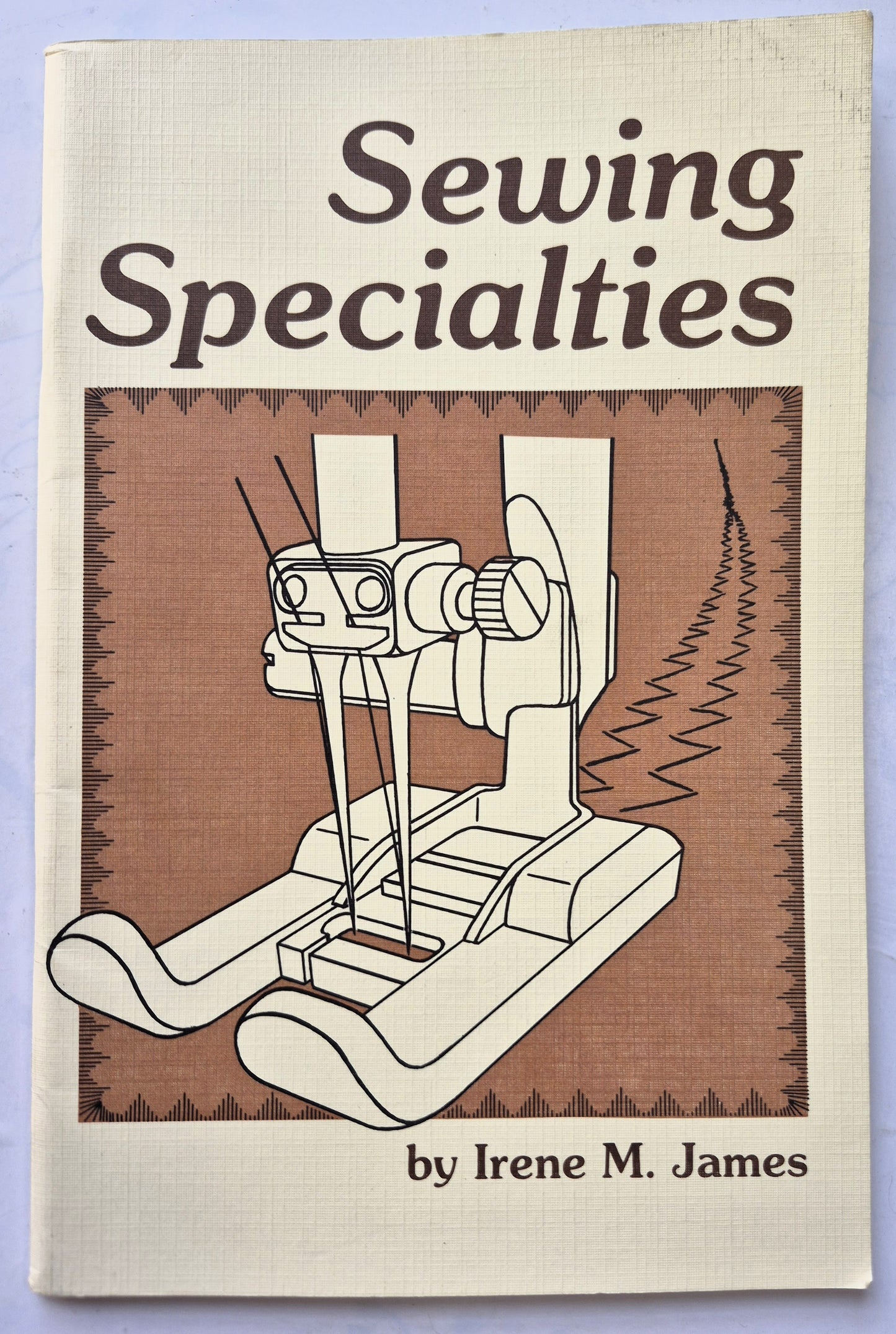 Sewing Specialtities von Irene M. James (Sehr gut, 1982, TB, 58 S., IM James Enterprises)