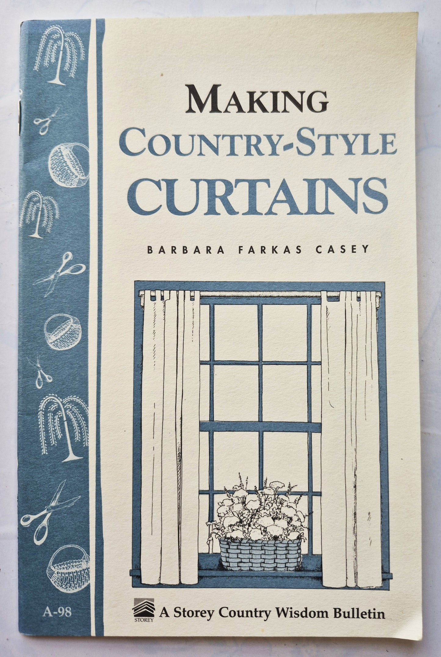 Making Country-Style Curtains von Barbara F. Casey (Sehr gut, 1987, Pbk, 32 S., Story Books)