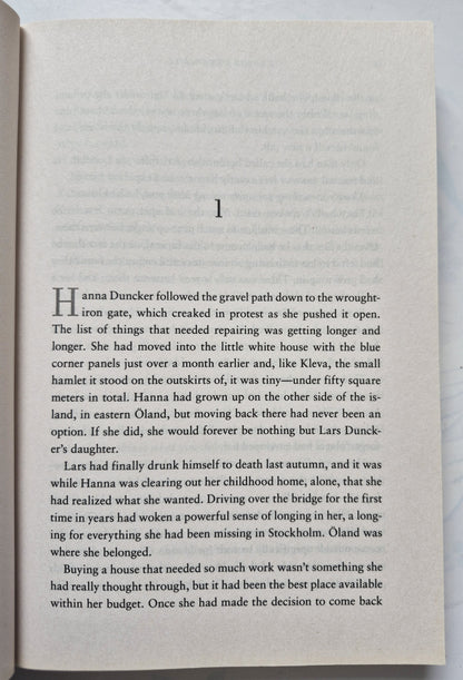 The Night Singer by Johanna Mo-Very good, 2021, Pbk, 434 pgs, Penguin