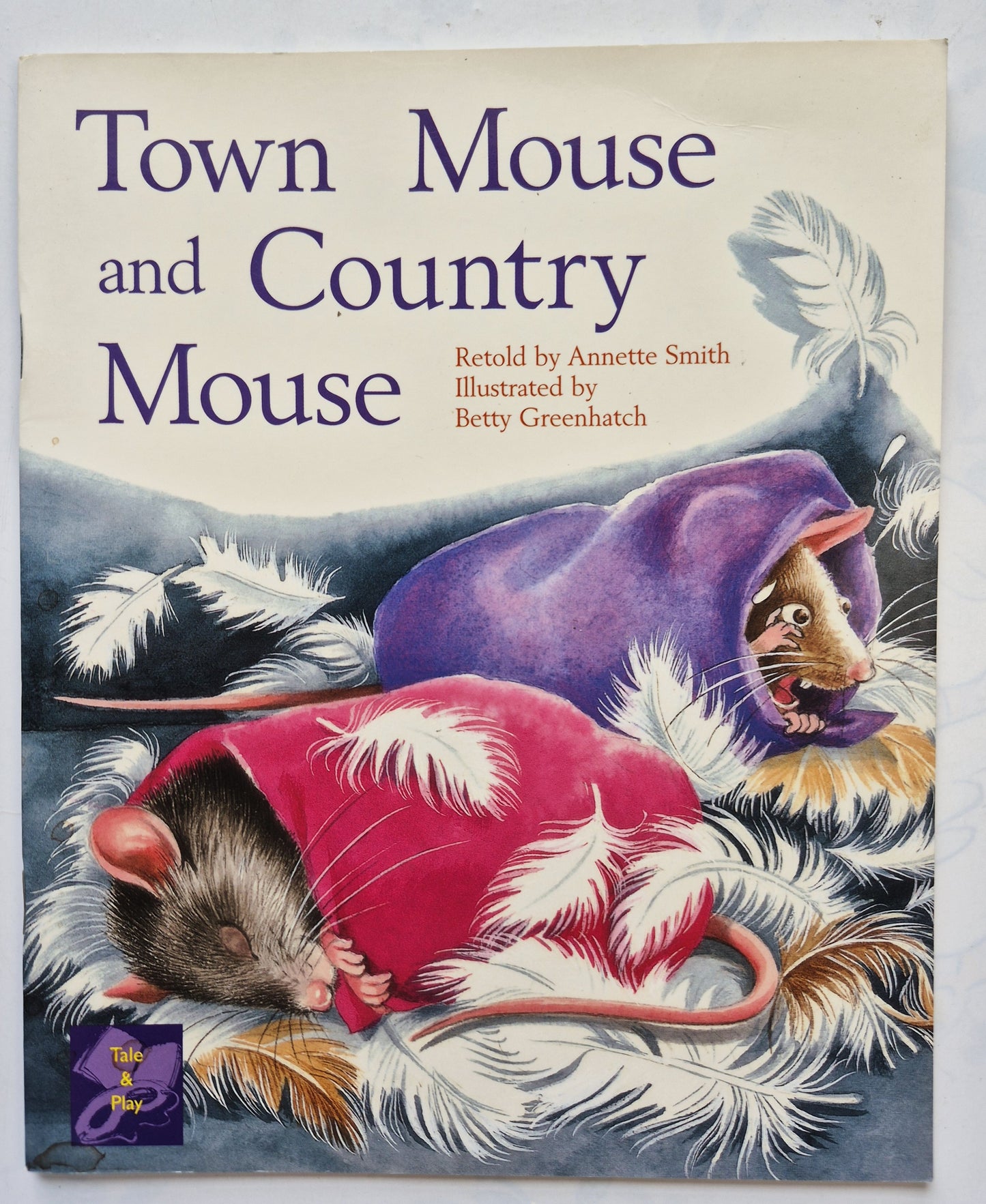 Town Mouse and Country Mouse by Annette Smith; Betty Greenhatch (Very good, 1998, Pbk, 32 pgs, Rigby PM Coll.)