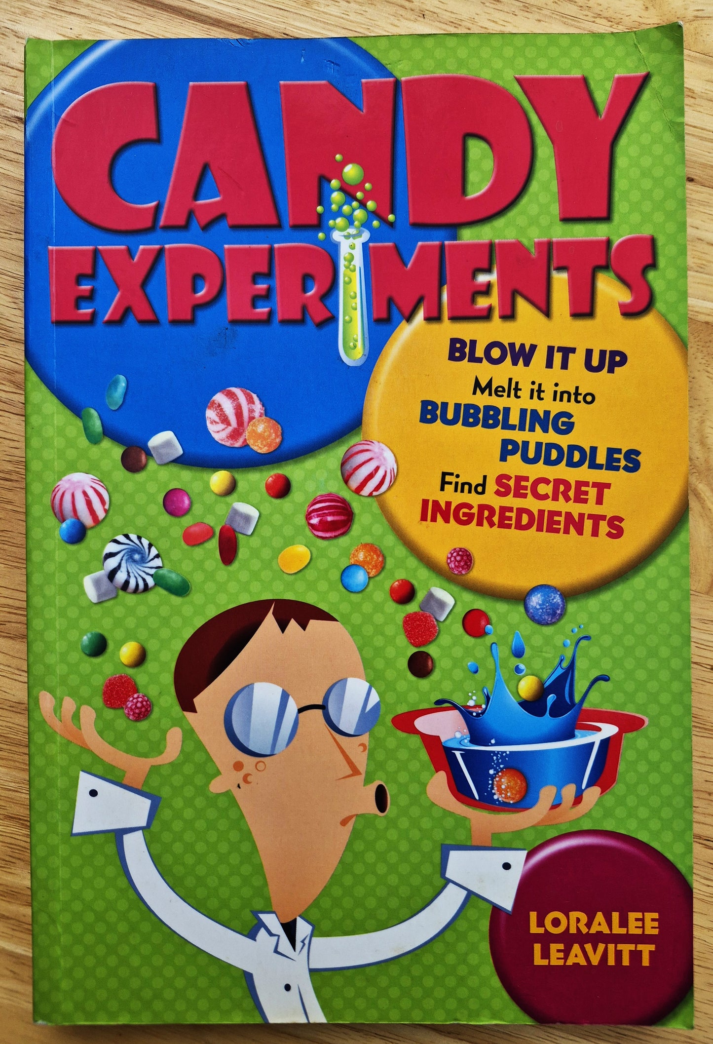 Experimentos con dulces, de Loralee Leavitt (Muy bueno, 2012, rústica, 164 págs., Andrews McMeel Publishing)