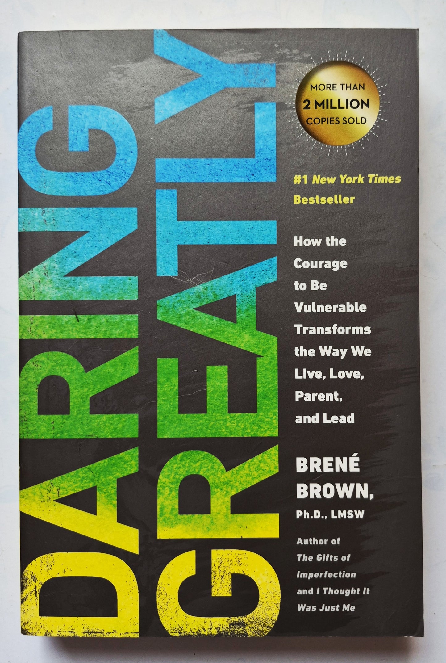 Daring Greatly: How the Courage to Be Vulnerable Transforms the Way We Live, Love, Parent, and Lead por Brene Brown (Muy bueno, 2015, Tapa blanda, 303 págs., Avery)