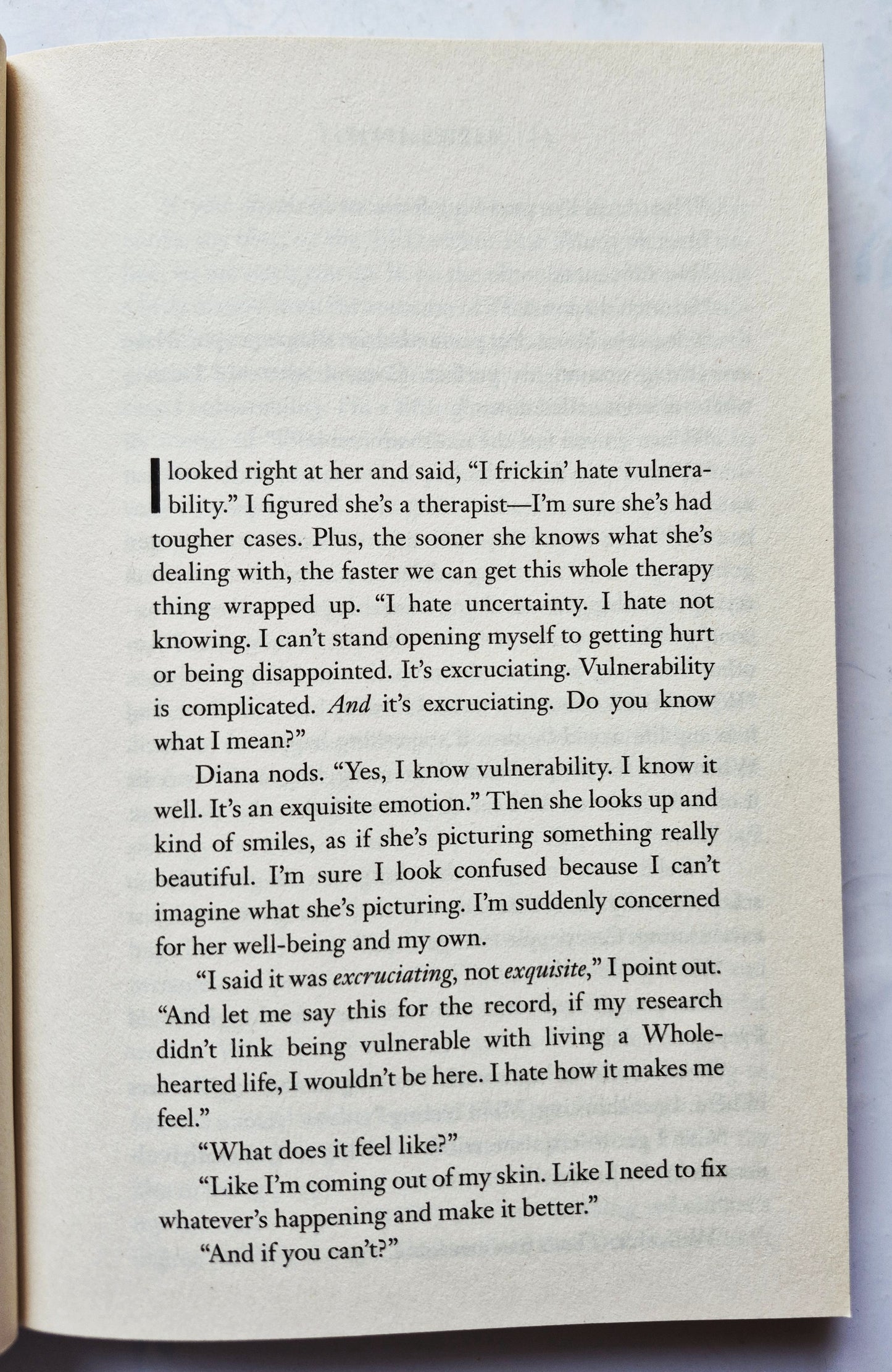 Daring Greatly: How the Courage to Be Vulnerable Transforms the Way We Live, Love, Parent, and Lead por Brene Brown (Muy bueno, 2015, Tapa blanda, 303 págs., Avery)