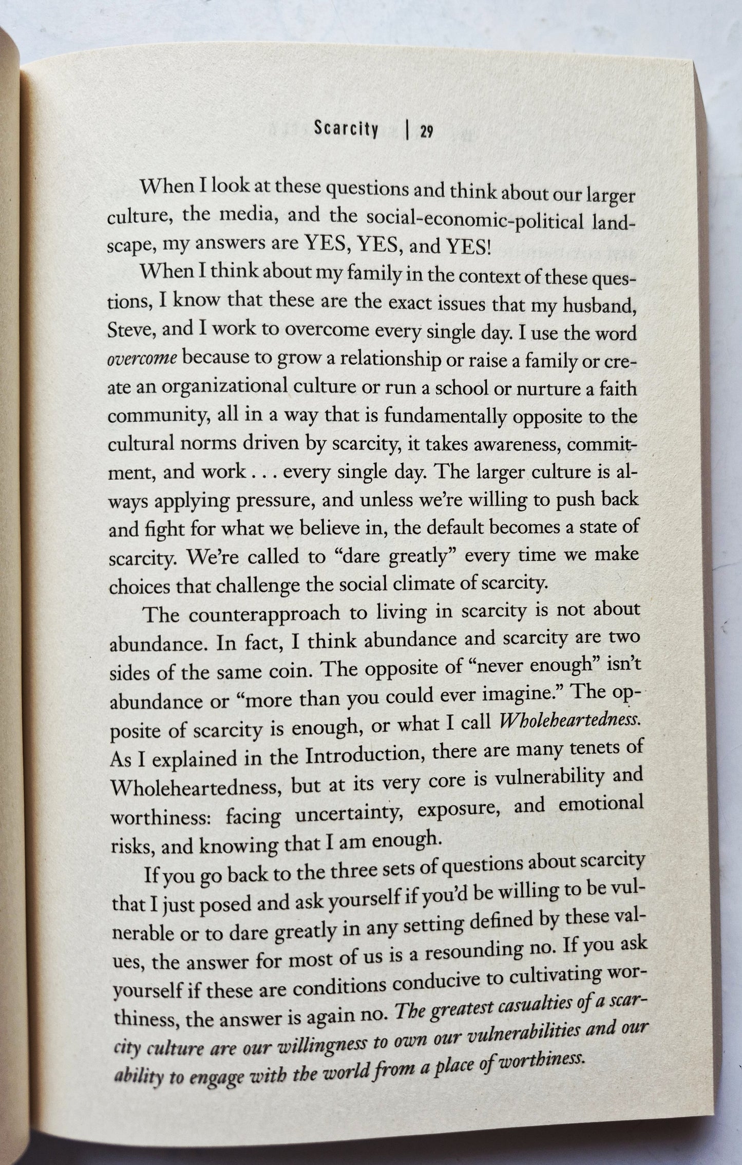 Daring Greatly: How the Courage to Be Vulnerable Transforms the Way We Live, Love, Parent, and Lead por Brene Brown (Muy bueno, 2015, Tapa blanda, 303 págs., Avery)