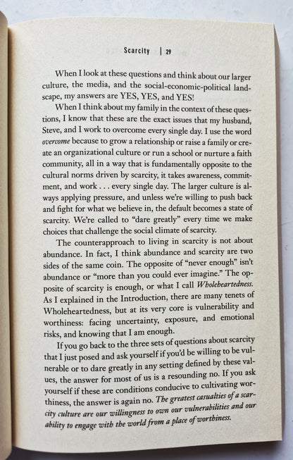 Daring Greatly: How the Courage to Be Vulnerable Transforms the Way We Live, Love, Parent, and Lead por Brene Brown (Muy bueno, 2015, Tapa blanda, 303 págs., Avery)