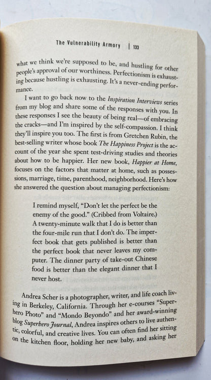 Daring Greatly: How the Courage to Be Vulnerable Transforms the Way We Live, Love, Parent, and Lead por Brene Brown (Muy bueno, 2015, Tapa blanda, 303 págs., Avery)