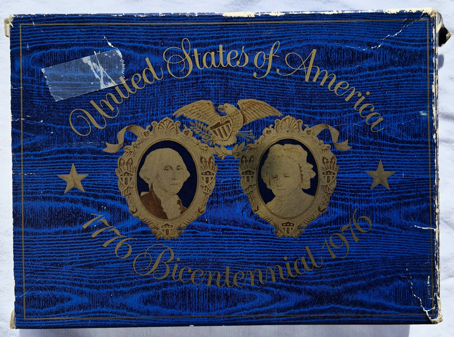 Vereinigte Staaten 1776 Zweihundertjahrfeier 1996 Ätzglas-Schale mit dekorativen Seifen (Neu in Originalverpackung, Avon Products, Inc.)