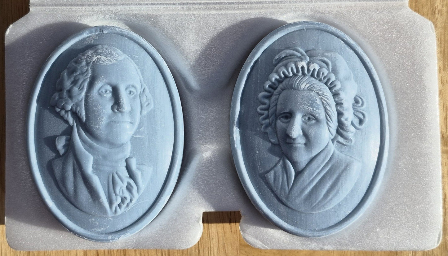 Vereinigte Staaten 1776 Zweihundertjahrfeier 1996 Ätzglas-Schale mit dekorativen Seifen (Neu in Originalverpackung, Avon Products, Inc.)