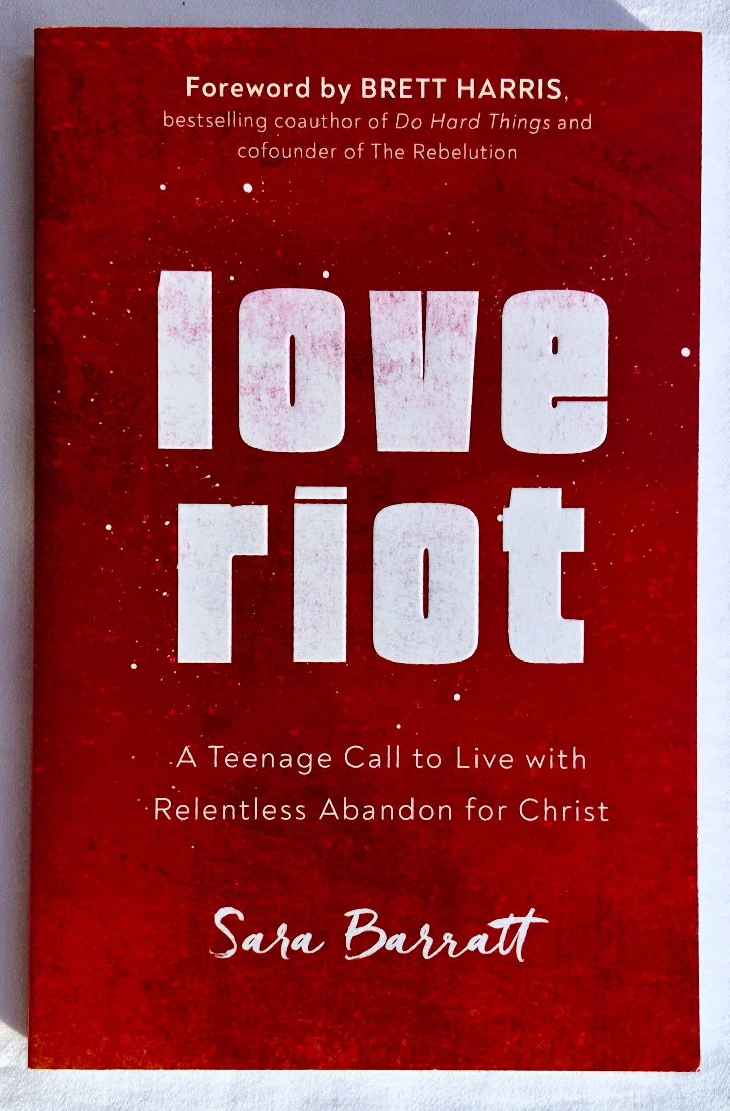 Love Riot: Ein jugendlicher Aufruf, mit unerbittlicher Hingabe für Christus zu leben von Sara Barratt (Neu, 2020, Taschenbuch, 203 Seiten, Baker Books)