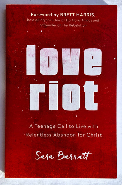 Love Riot: Ein jugendlicher Aufruf, mit unerbittlicher Hingabe für Christus zu leben von Sara Barratt (Neu, 2020, Taschenbuch, 203 Seiten, Baker Books)