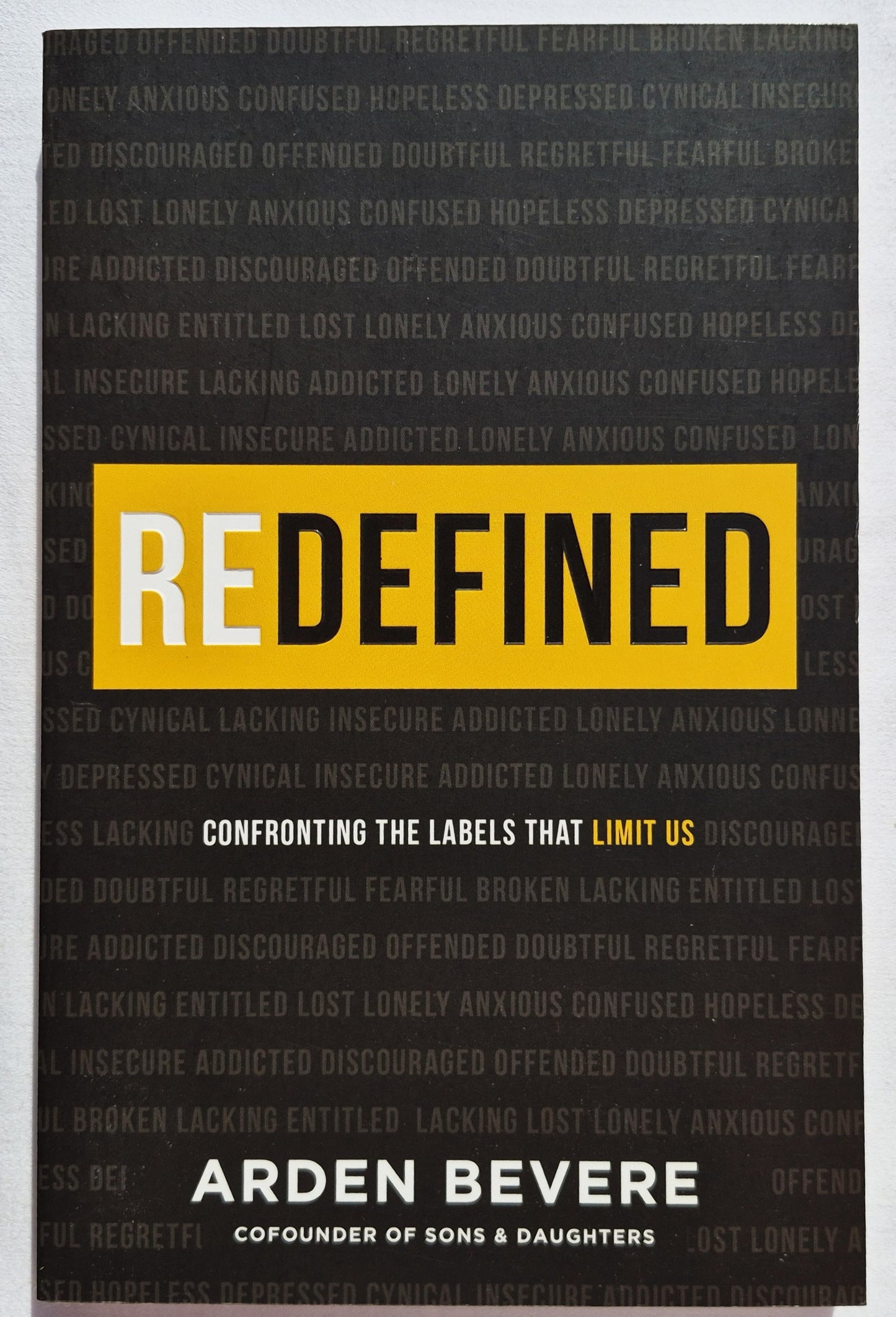 Redefined: Den Etiketten begegnen, die uns begrenzen von Arden Bevere (Neu, 2021, Pbk, 224 Seiten, Revell)