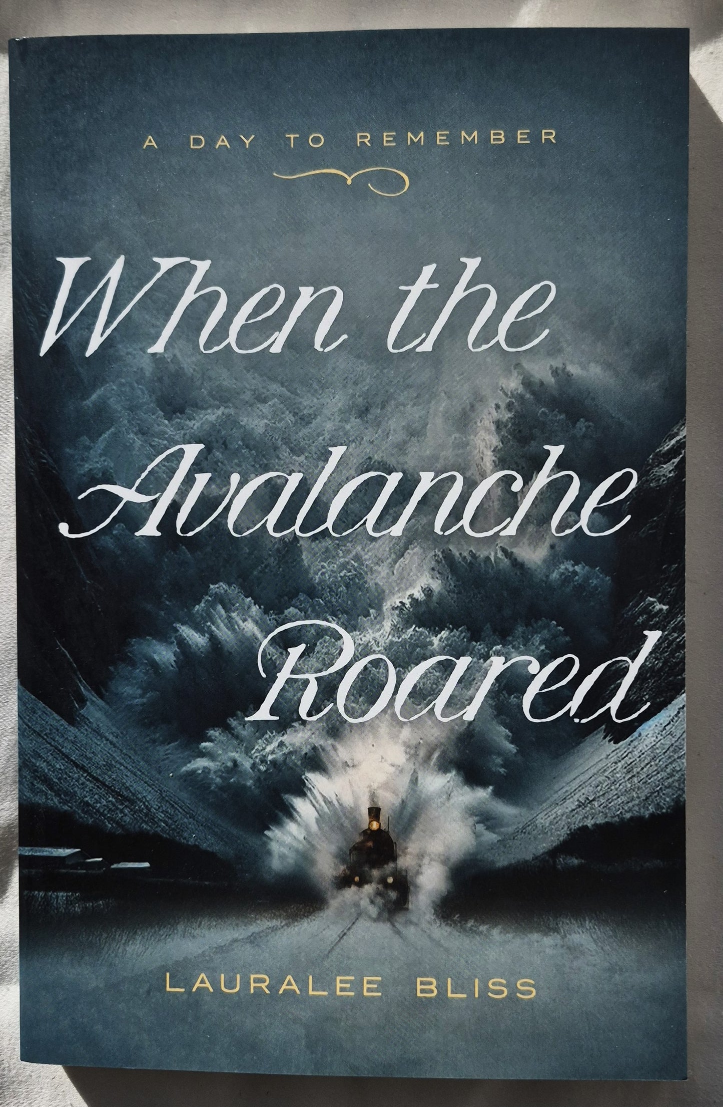 When the Avalanche Roared von Lauralee Bliss (Ein unvergesslicher Tag, Neu, 2025, Pbk, 249 Seiten, Barbour)