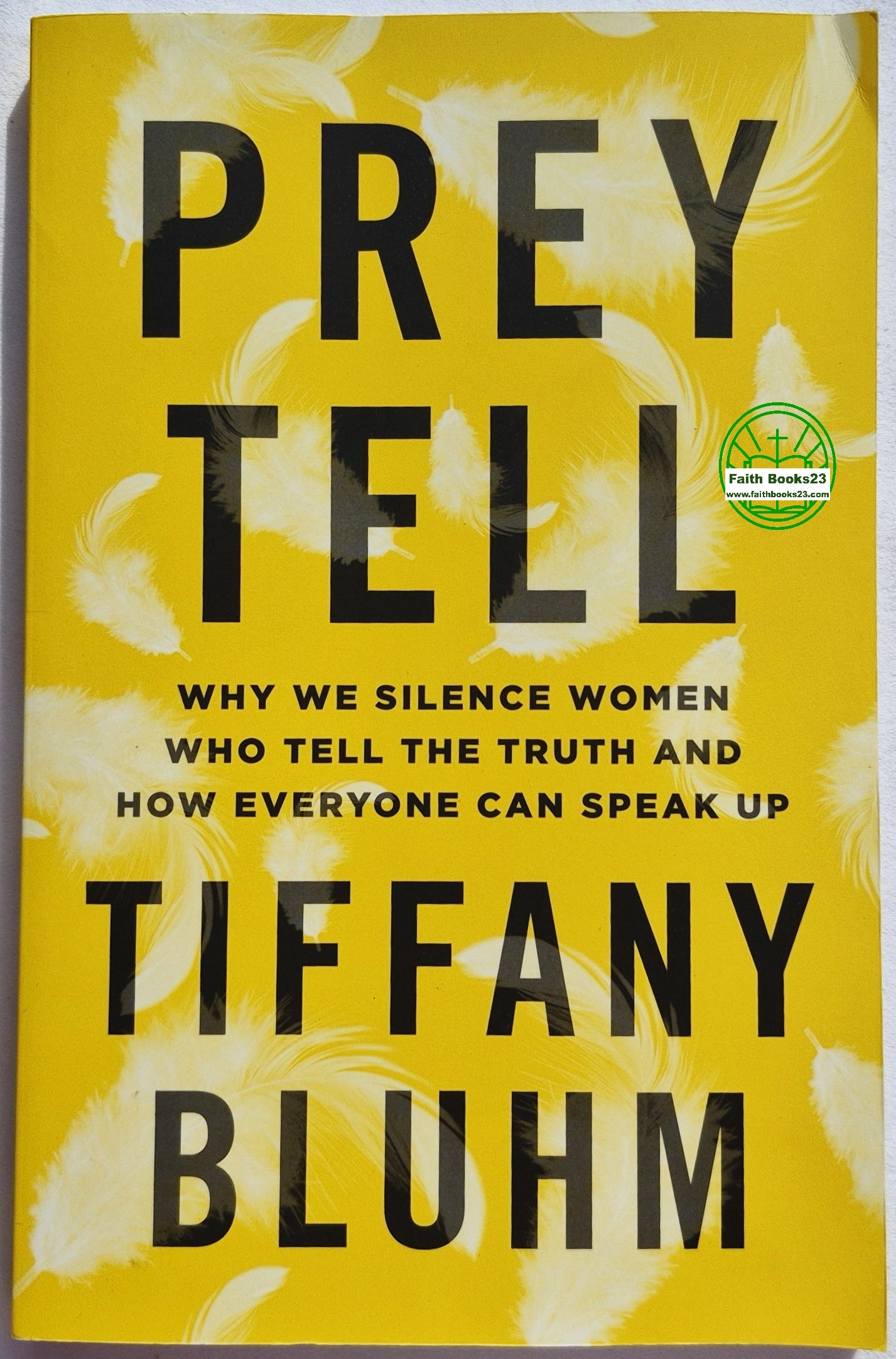 Prey Tell: Warum wir Frauen zum Schweigen bringen, die die Wahrheit sagen und wie jeder seine Stimme erheben kann von Tiffany Bluhm (Wie neu, 2021, Taschenbuch, 192 S., Brazos Press)