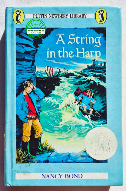 A String in the Harp von Nancy Bond (Gut, 1981, gebunden, 370 Seiten, Puffin Newbery Library)