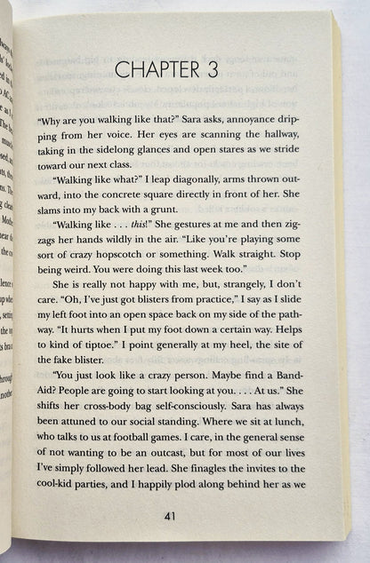 Obsessed: A Memoir of My Life with OCD von Allison Britz (Sehr gut, 2019, Pbk, 351 Seiten, Scholastic)